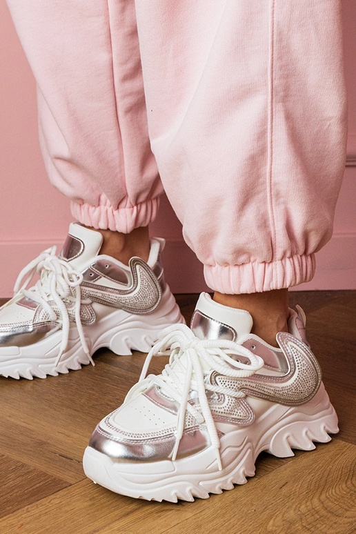 Witte dames sportschoenen op dikke... Witte dames sportschoenen op dikke...