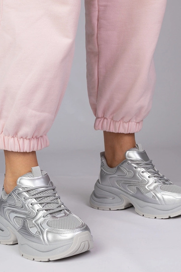 Zilveren sportschoenen op...