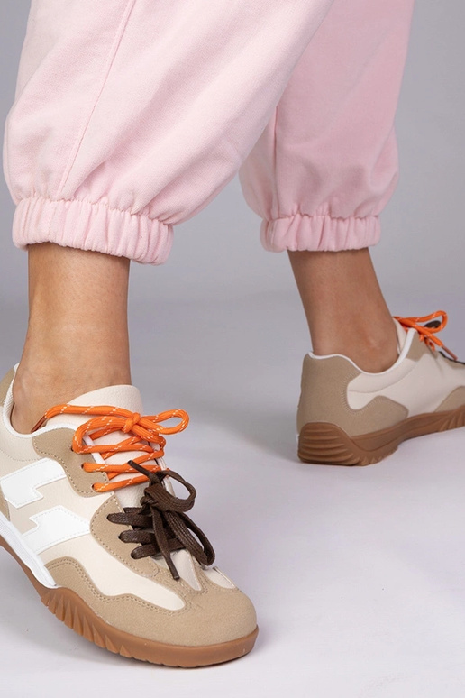 Baskets couleur sable avec lacets...