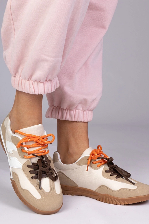 Baskets couleur sable avec lacets...