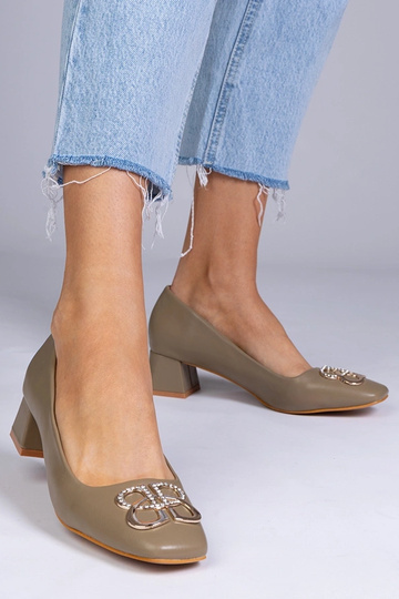 Grüne High Heels auf... 2