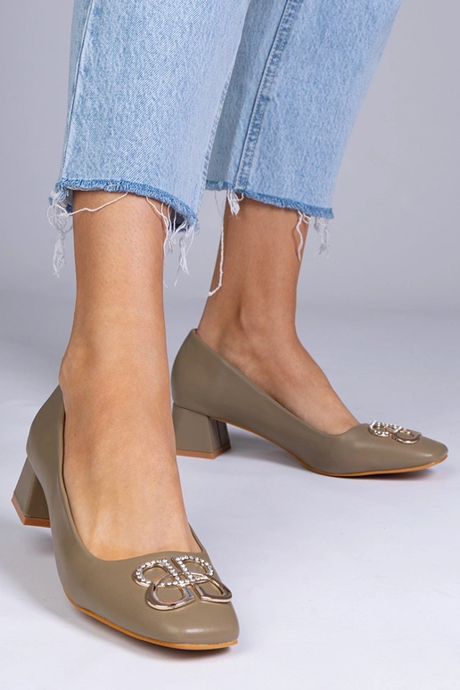 Escarpins verts à talon bas avec des...