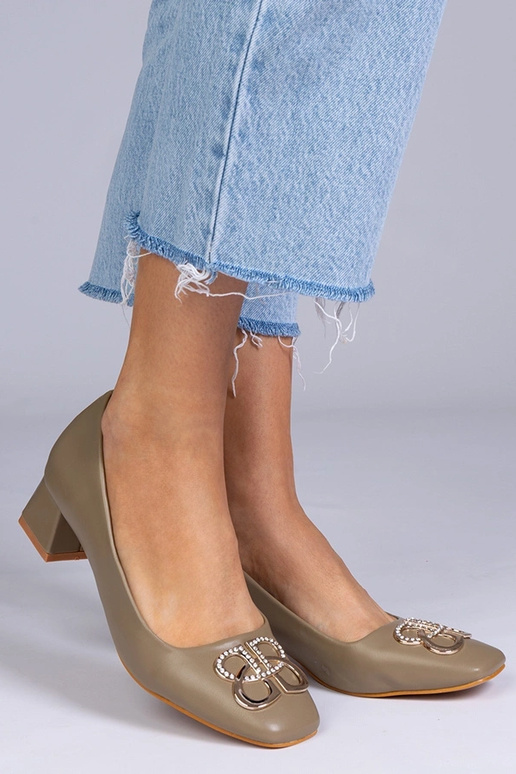 Grüne High Heels auf niedrigem Absatz...