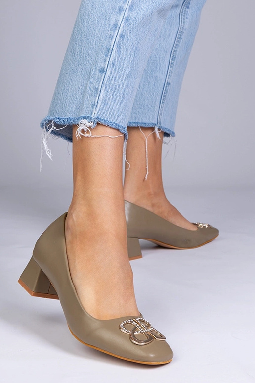 Grüne High Heels auf niedrigem Absatz...