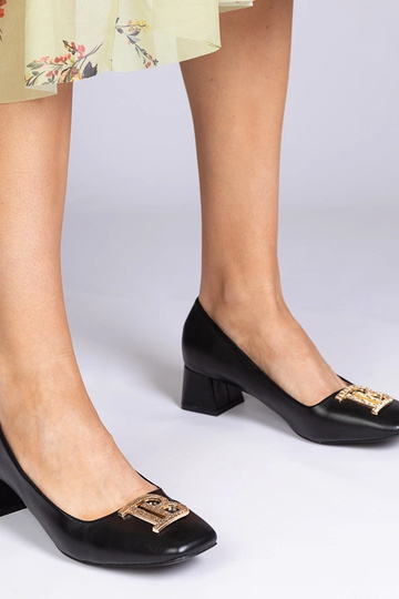 Escarpins noirs à talon bas...