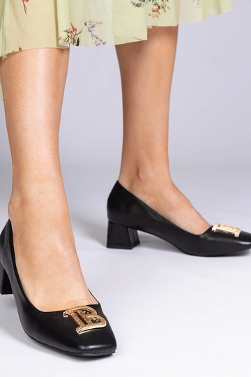 Schwarze High Heels auf... 2