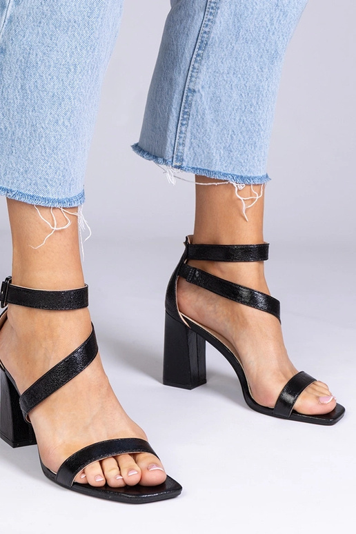 Schwarze Sandalen aus Kunstleder mit... Schwarze Sandalen aus Kunstleder mit...