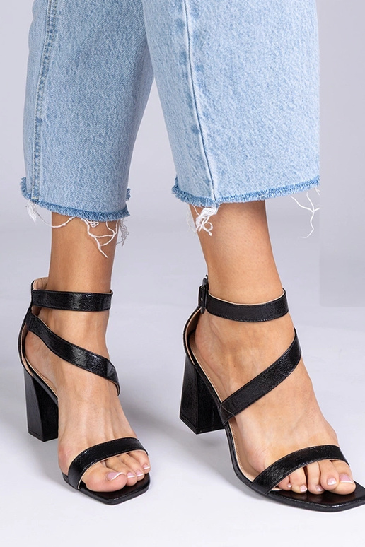 Schwarze Sandalen aus Kunstleder mit... Schwarze Sandalen aus Kunstleder mit...