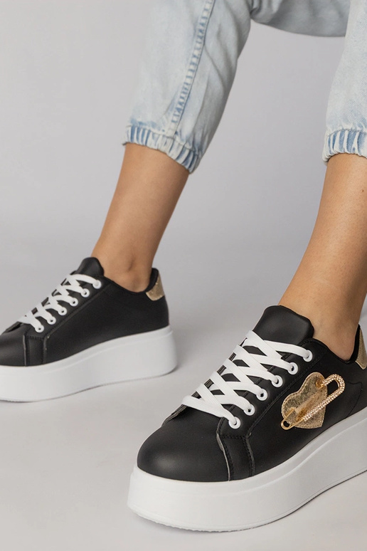 Baskets noires avec un talon en forme...