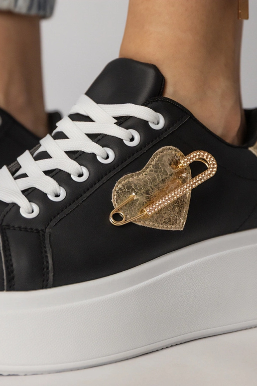 Baskets noires avec un talon en forme...