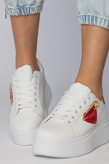 Witte sneakers met een rode...