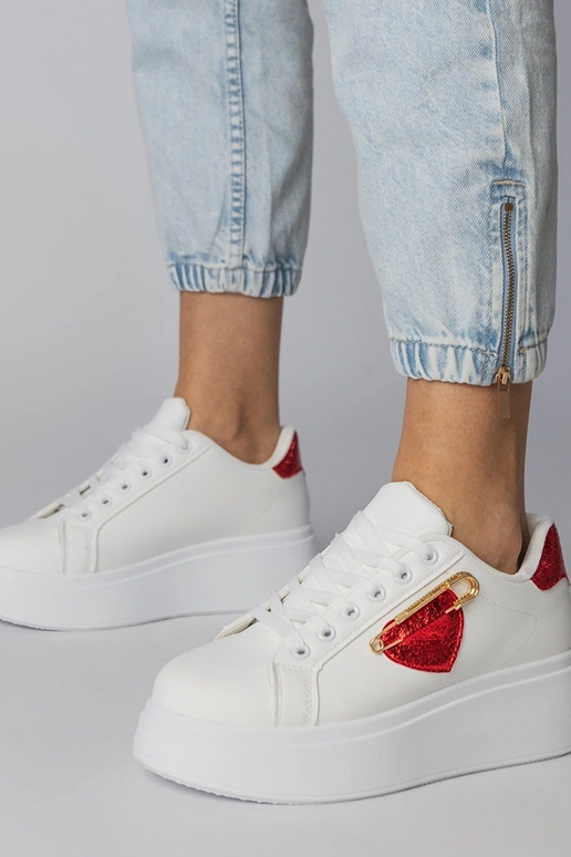 Witte sneakers met een rode hart,...