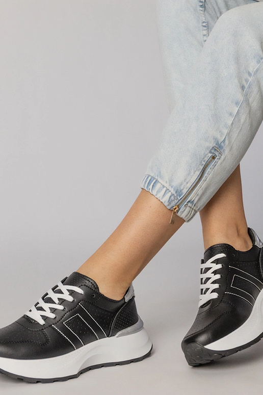 Baskets noires avec une insertion...