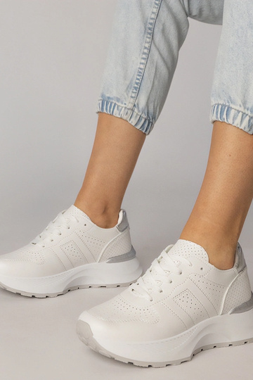 Baskets de sport blanches...