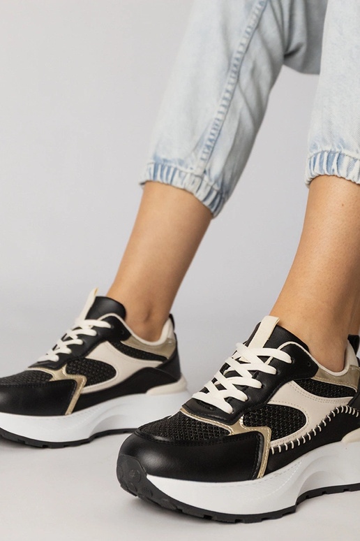 Zwarte sportschoenen met gevlochten...