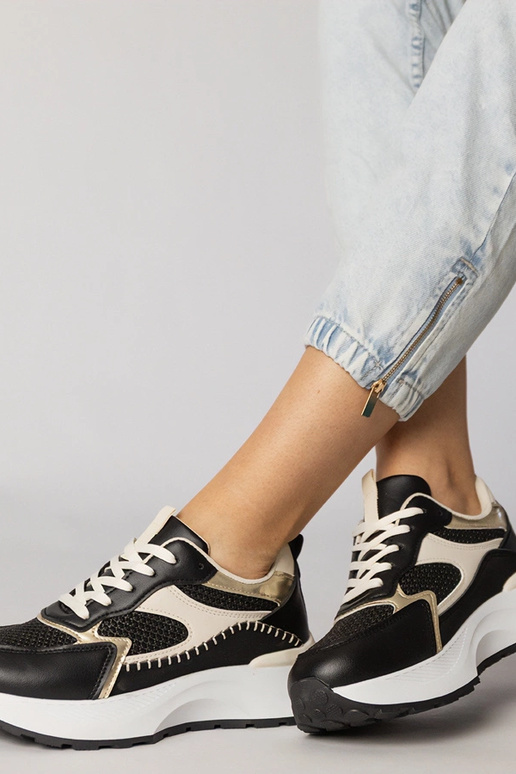 Schwarze Sportschuhe mit geflochtenem...