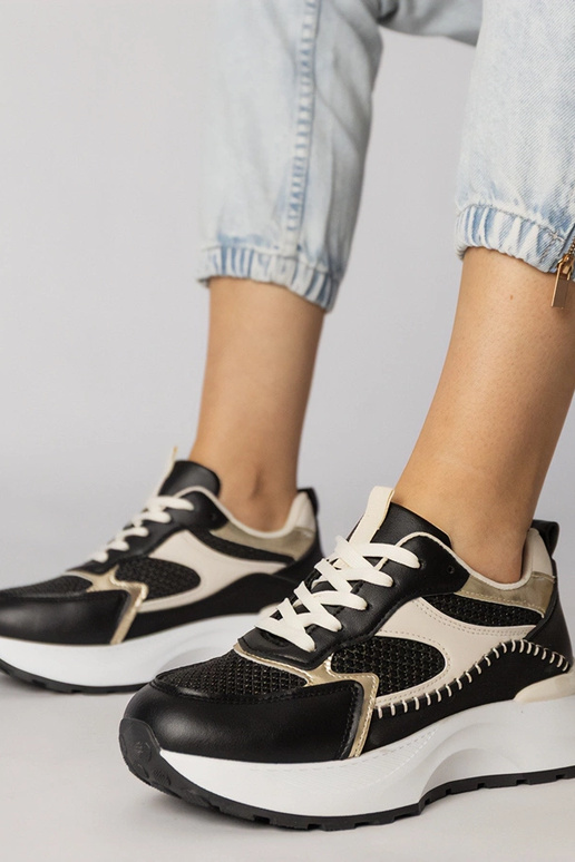 Schwarze Sportschuhe mit geflochtenem...