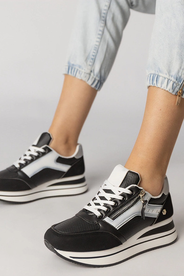 Schwarze Sportschuhe mit...