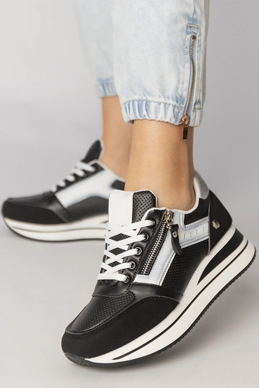 Schwarze Sportschuhe mit...