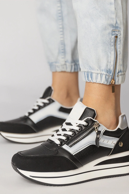 Schwarze Sportschuhe mit...