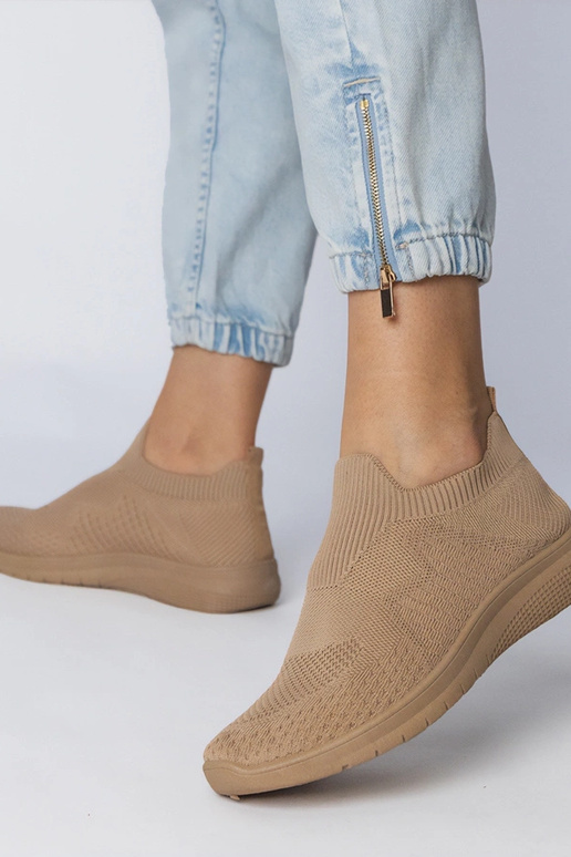 Sandfarbene Sportschuhe mit...