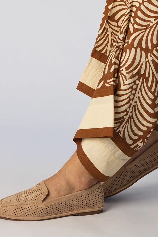 Sandfarbene durchbrochene Mokassins...