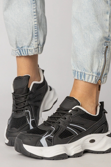 Schwarze Sportschuhe mit massiver Sohle, „Klarris"