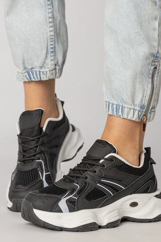 Baskets de sport noires sur semelle...