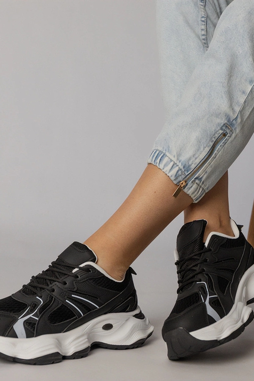 Baskets de sport noires sur semelle...