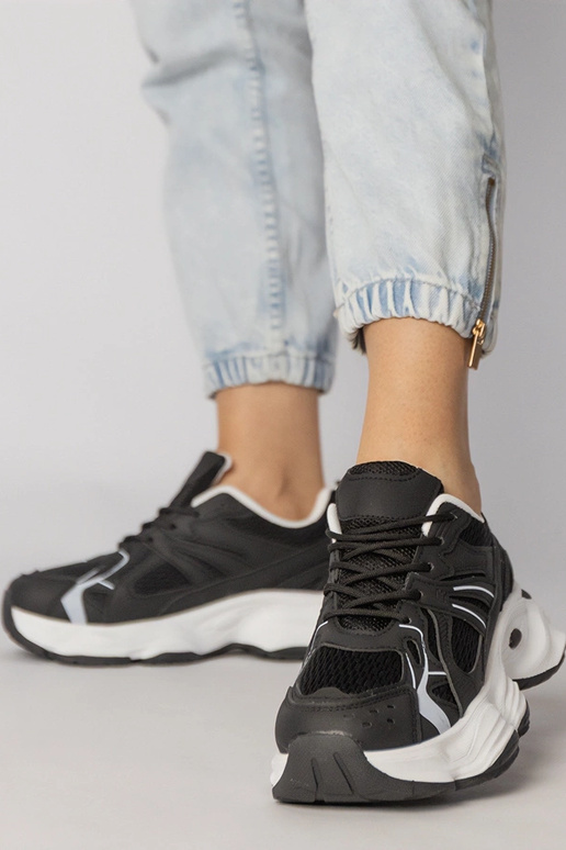 Baskets de sport noires sur semelle...