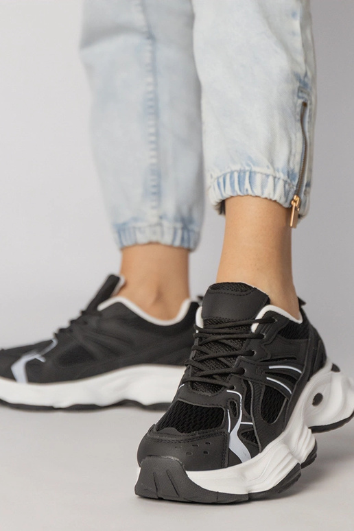 Baskets de sport noires sur semelle...