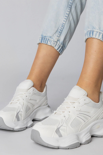 Baskets de sport blanches...