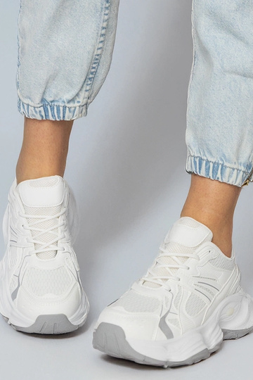 Baskets de sport blanches... 2