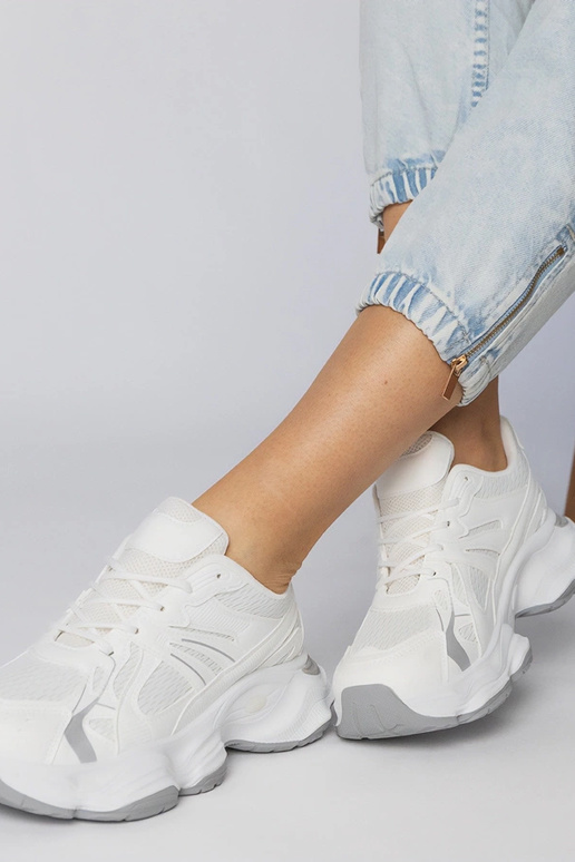 Baskets de sport blanches sur semelle...