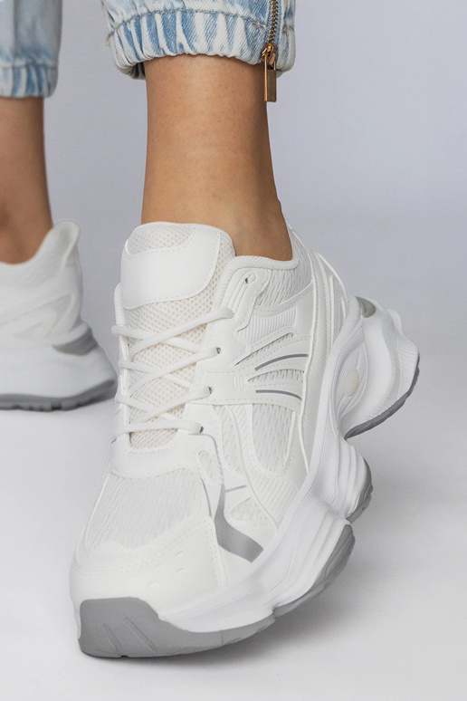 Baskets de sport blanches sur semelle...