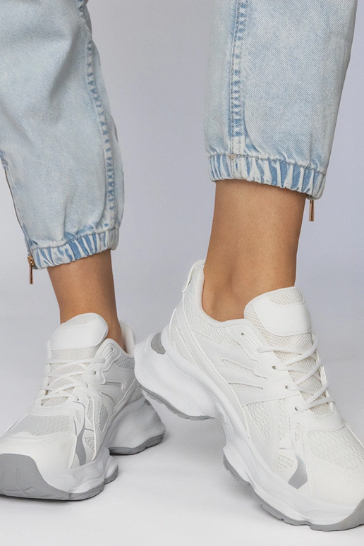 Baskets de sport blanches sur semelle...