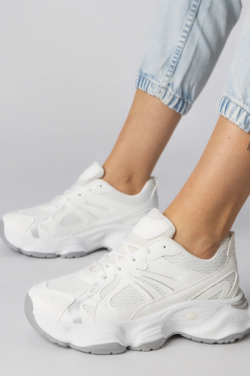 Witte sportschoenen op een dikke...