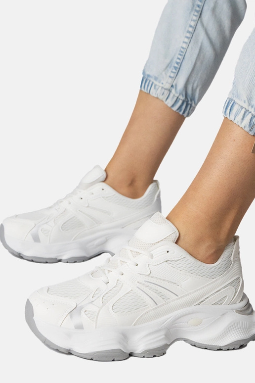 Baskets de sport blanches sur semelle...