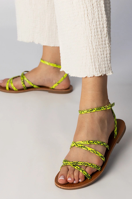 Gelbe Sandalen mit flachem Absatz,... Gelbe Sandalen mit flachem Absatz,...