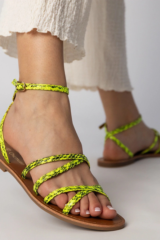 Gelbe Sandalen mit flachem Absatz,... Gelbe Sandalen mit flachem Absatz,...