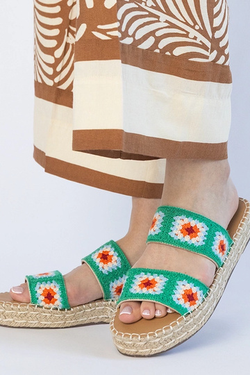 Chaussons de type espadrilles vertes avec broderie, « Lelis »