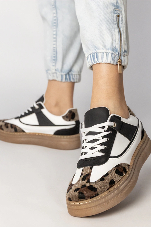 Baskets de sport noires et blanches...