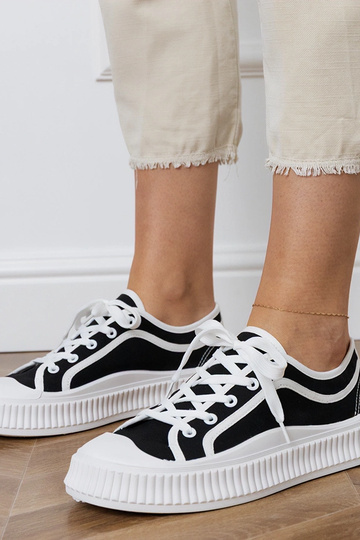 Zwarte dames schoenen op een platform, „Salis"