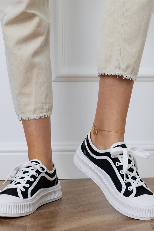 Zwarte dames schoenen op een...