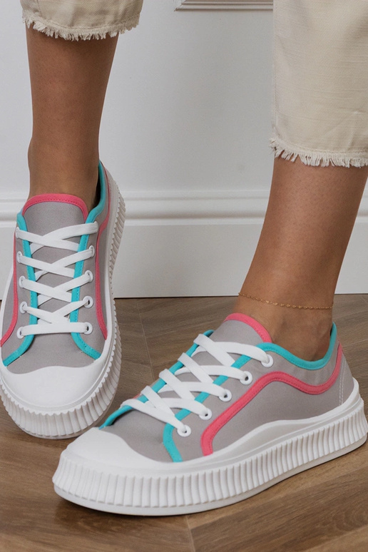 Grijze dames schoenen op een...