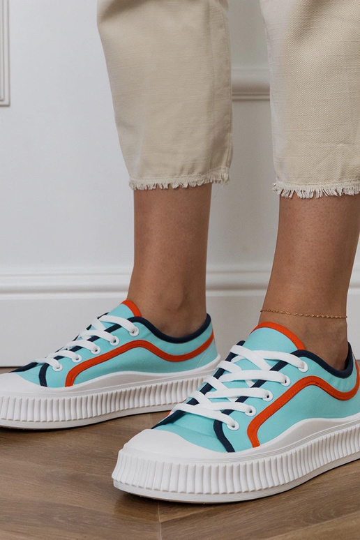 Blauwe dames schoenen op een...