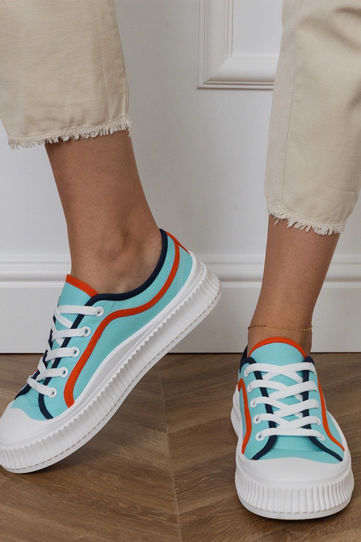 Blauwe dames schoenen op een...