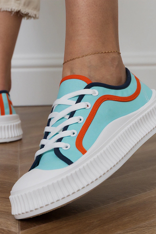 Blauwe dames schoenen op een...