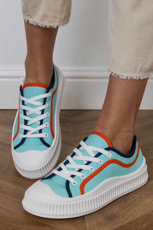 Blauwe dames schoenen op een...