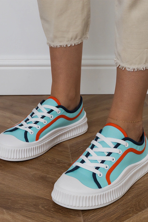 Blauwe dames schoenen op een...